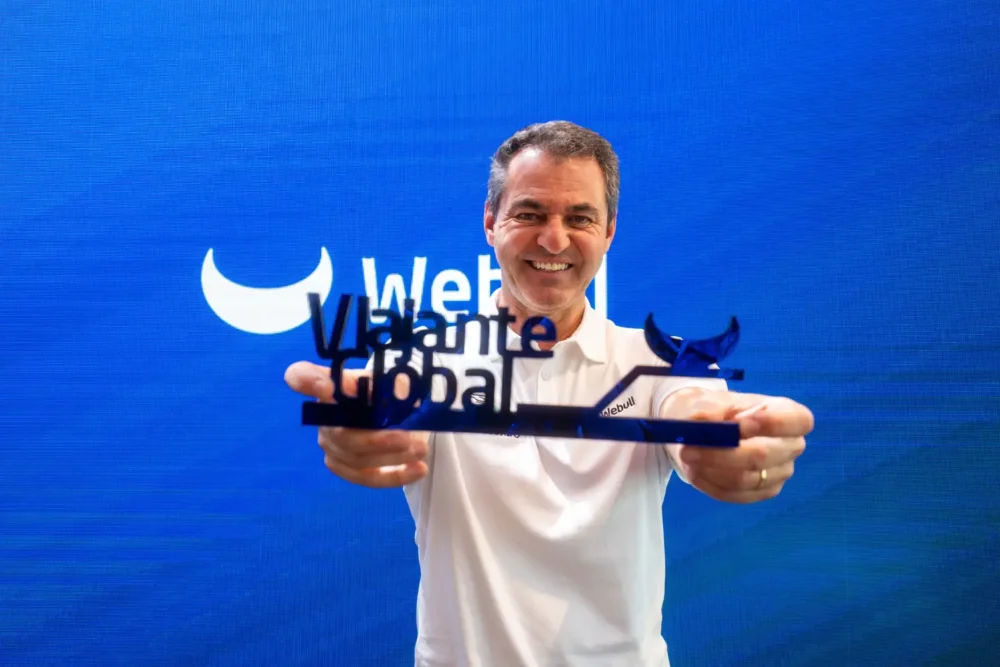 O piloto André Borges de Freitas, de 55 anos, recebe o título de Viajante Global