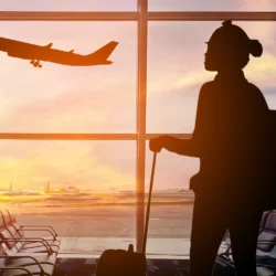 O que é “check-in chicken”? A nova tendência de viagem que pode te fazer economizar