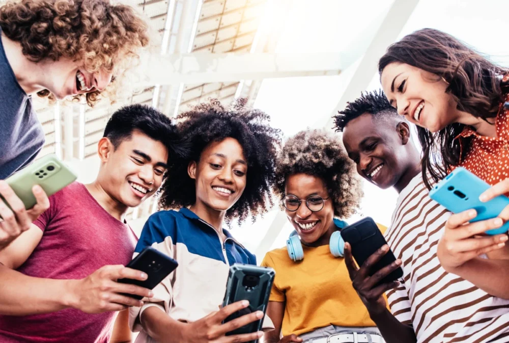 Estudantes de intercâmbio olham celular
