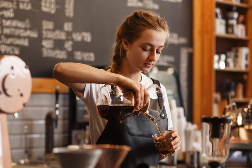 Mulher trabalhando em café na Austrália