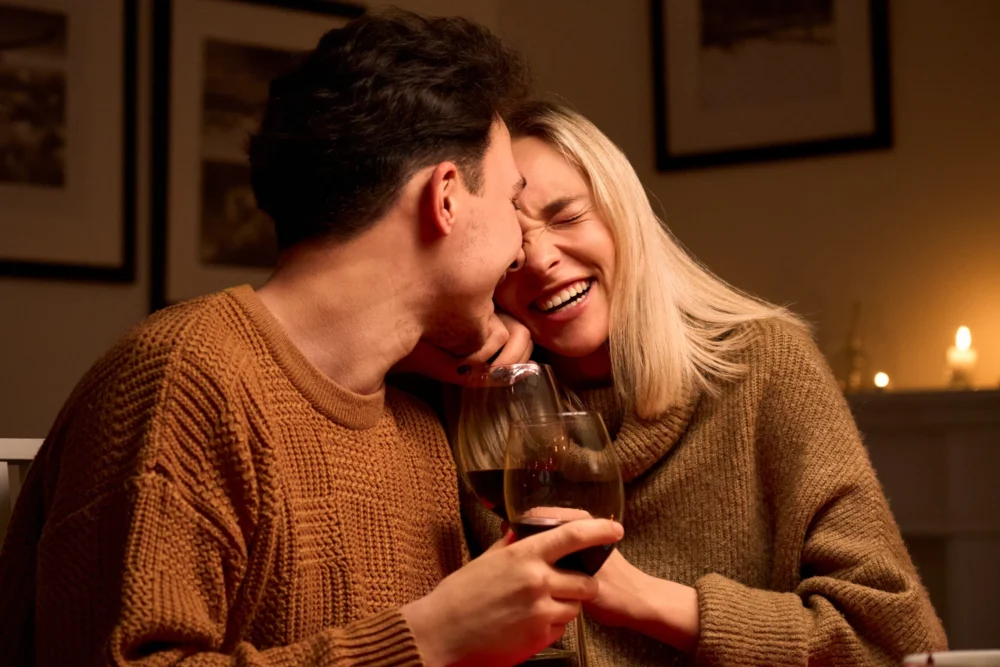 Casal se abraçando