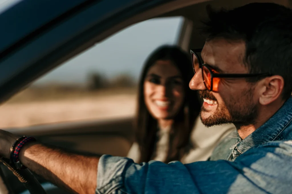 Casal viajando (Créditos: Adobe Stock)