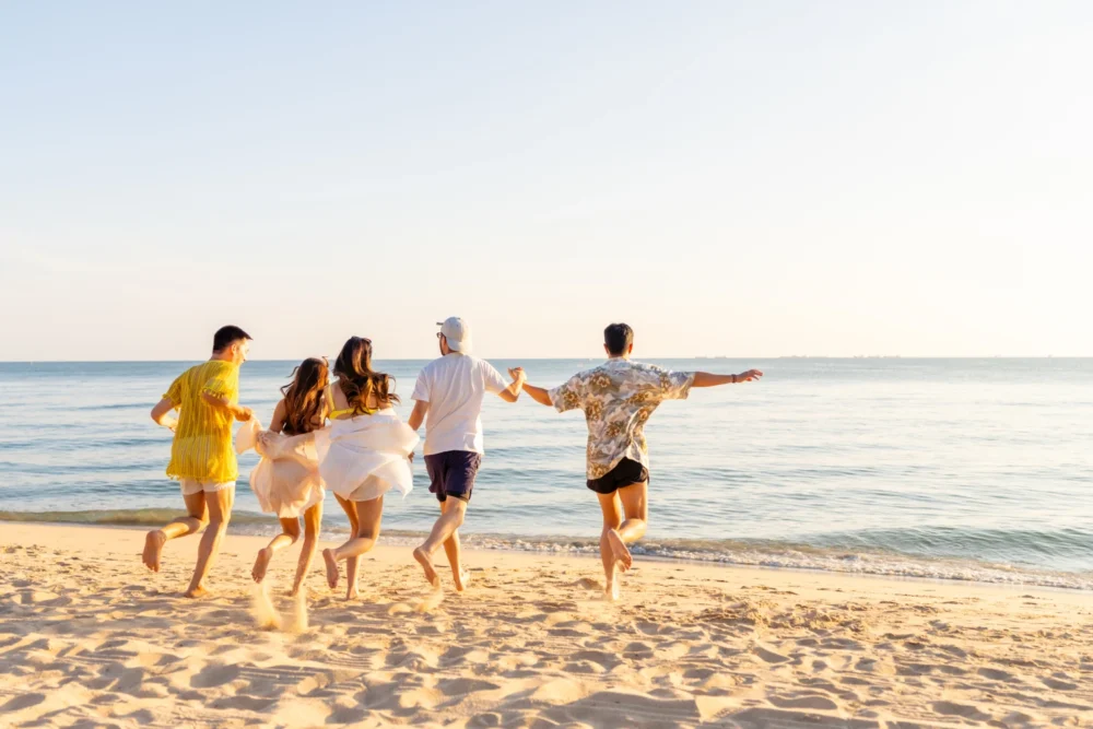 Amigos correndo na praia