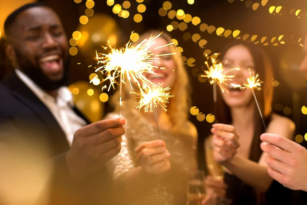 Pessoas comemorando o reveillon