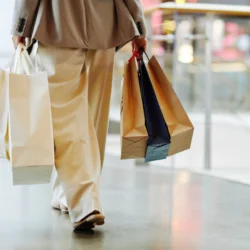 Como escolher o melhor método de pagamento para compras de roupas de marcas e de luxo no exterior