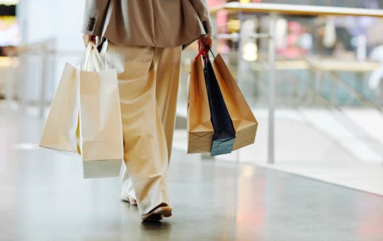 Como escolher o melhor método de pagamento para compras de roupas de marcas e de luxo no exterior