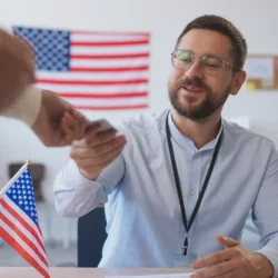 Como conseguir trabalho legalmente nos Estados Unidos: caminhos para brasileiros