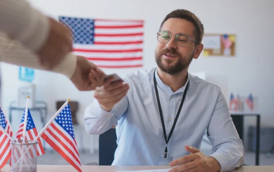Como conseguir trabalho legalmente nos Estados Unidos: caminhos para brasileiros