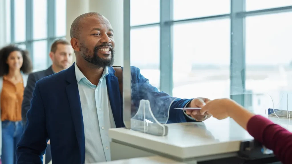 homem no aeroporto