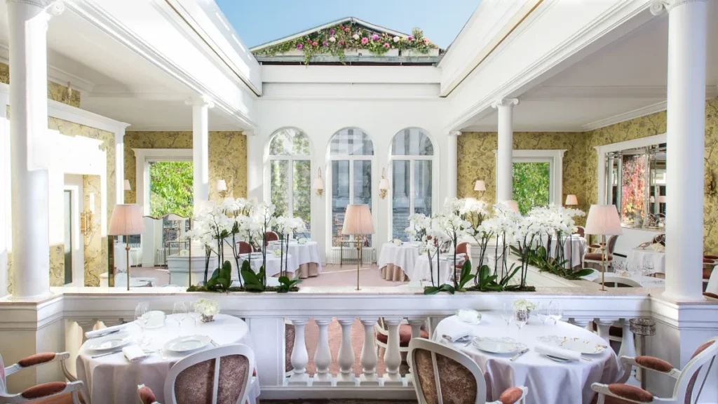 Jantar no Lasserre, em Paris