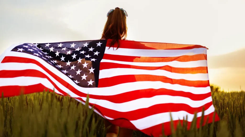 mulher com bandeira usa