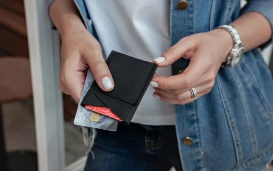 Diferenças entre cartão internacional e cartão de crédito americano: qual é a melhor opção para brasileiros em viagem
