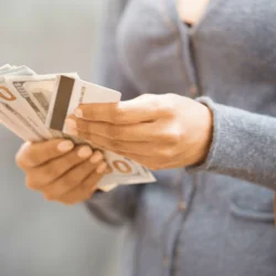 Cartão de crédito americano para brasileiros: como ele muda sua viagem ao exterior sem IOF absurdo dos cartões tradicionais
